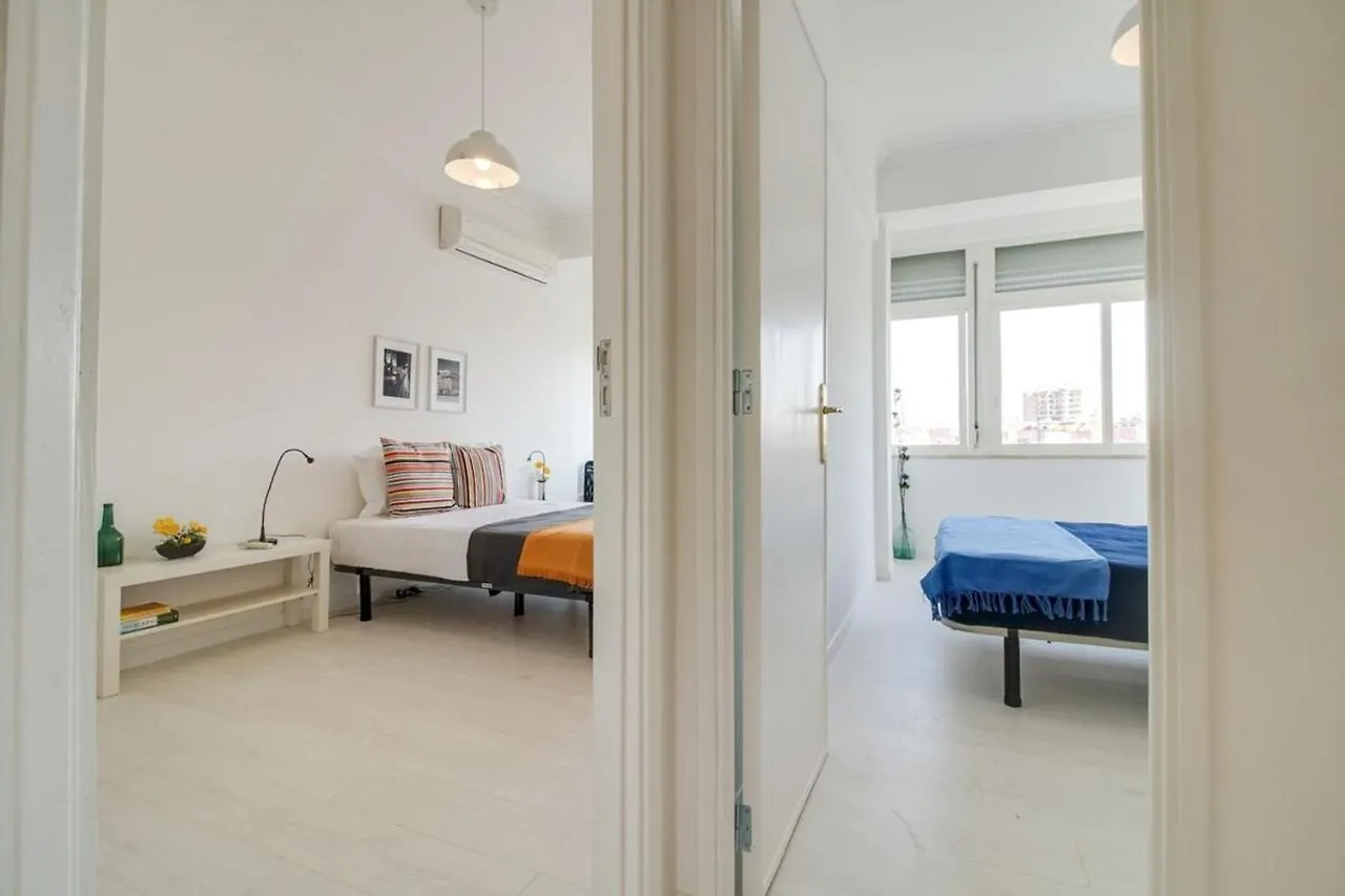 Modern 2 Bedroom Apartment With Views In Lisboa
