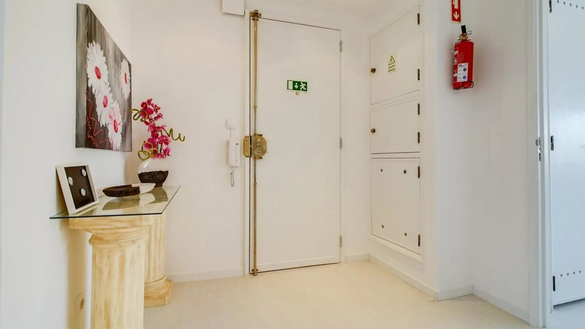 Modern 2 Bedroom Apartment With Views In Lisboa